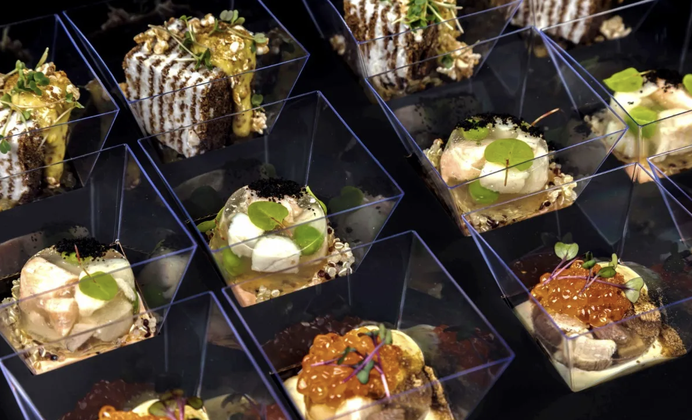 Фуршет в офис с порционными закусками и сервировкой